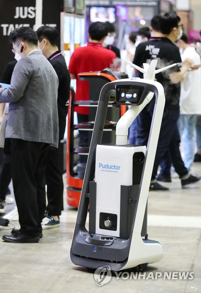 在“2020酒店秀”活動現場，企業正在演示防疫機器人。