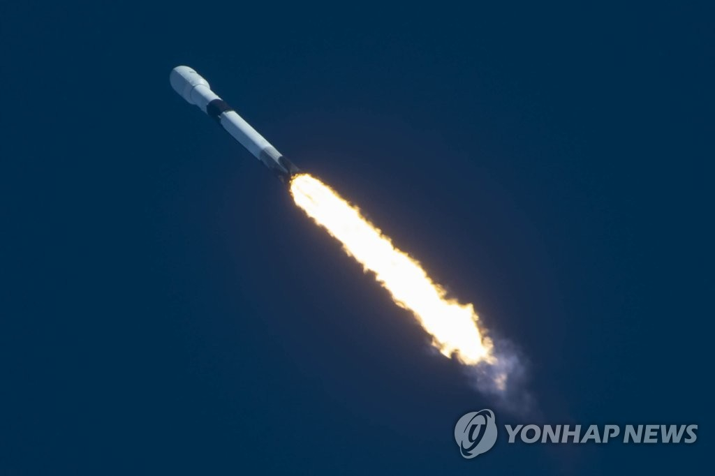 韓國首顆軍事通信衛星“Anasis-II”的“獵鷹9”火箭發射升空。