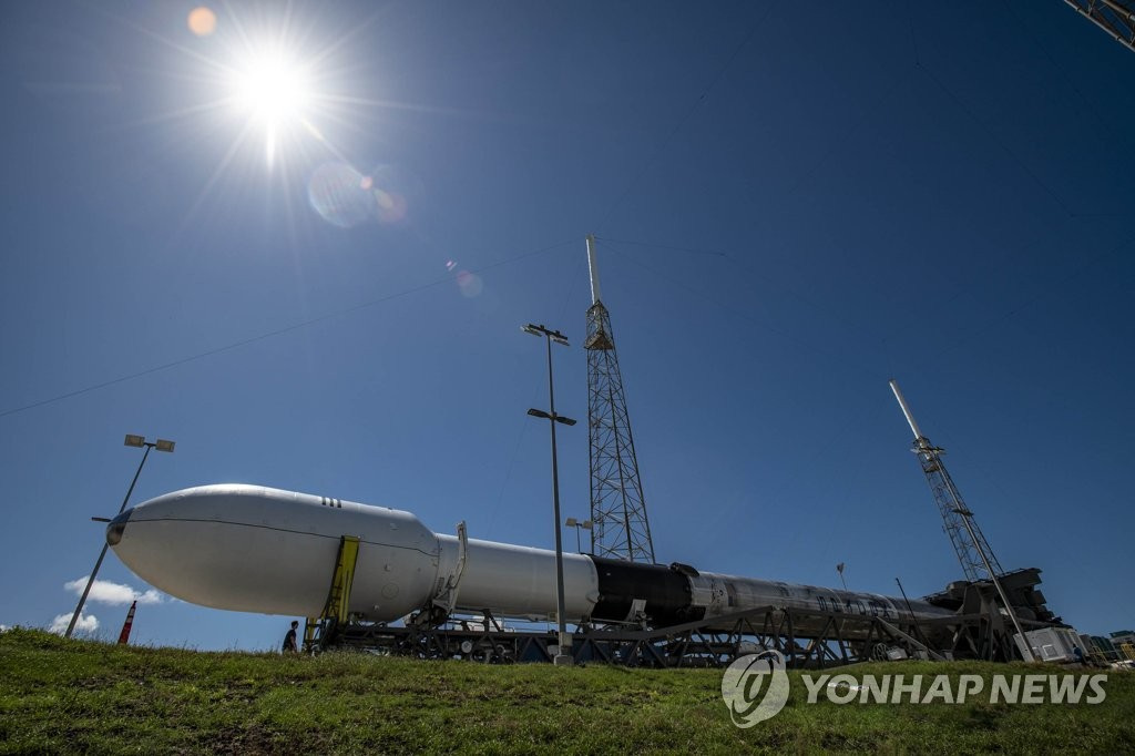 韓國首顆軍事通信衛星“Anasis-II”的“獵鷹9”火箭在發射前的准備狀態。