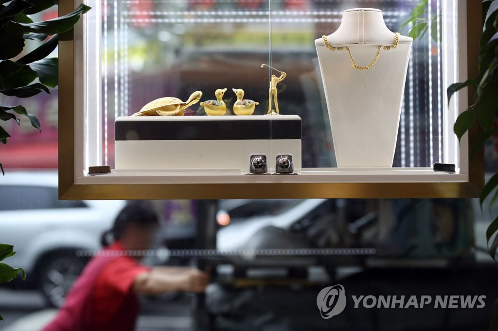 7月23日，在首爾鐘路區韓國黃金交易所，櫃台上擺放著各種黃金飾品。