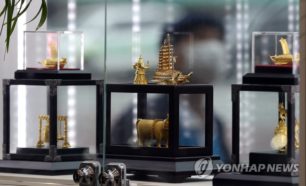 7月23日，在首爾鐘路區韓國黃金交易所，櫃台上擺放著各種黃金飾品。