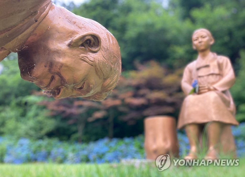 韓國江原道的野生植物園內，一組名為《永久的贖罪》的塑像作品佇立其中，並由園長自費打造。