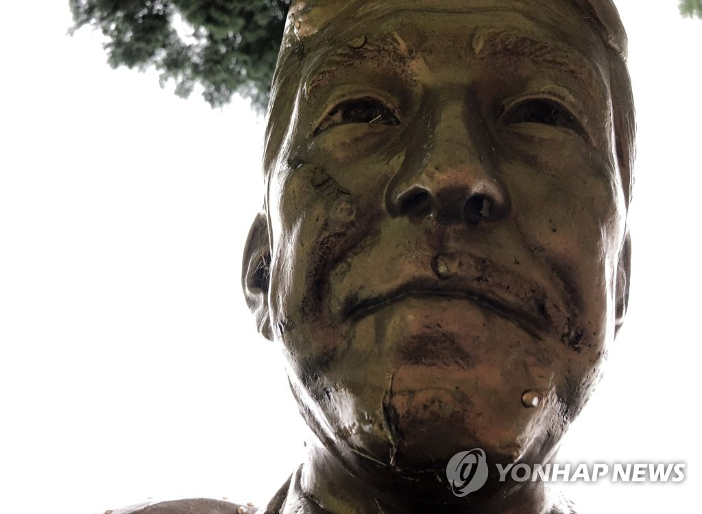 園長金昌烈（音）解釋稱，男性塑像並非特指日本首相安倍晉三。