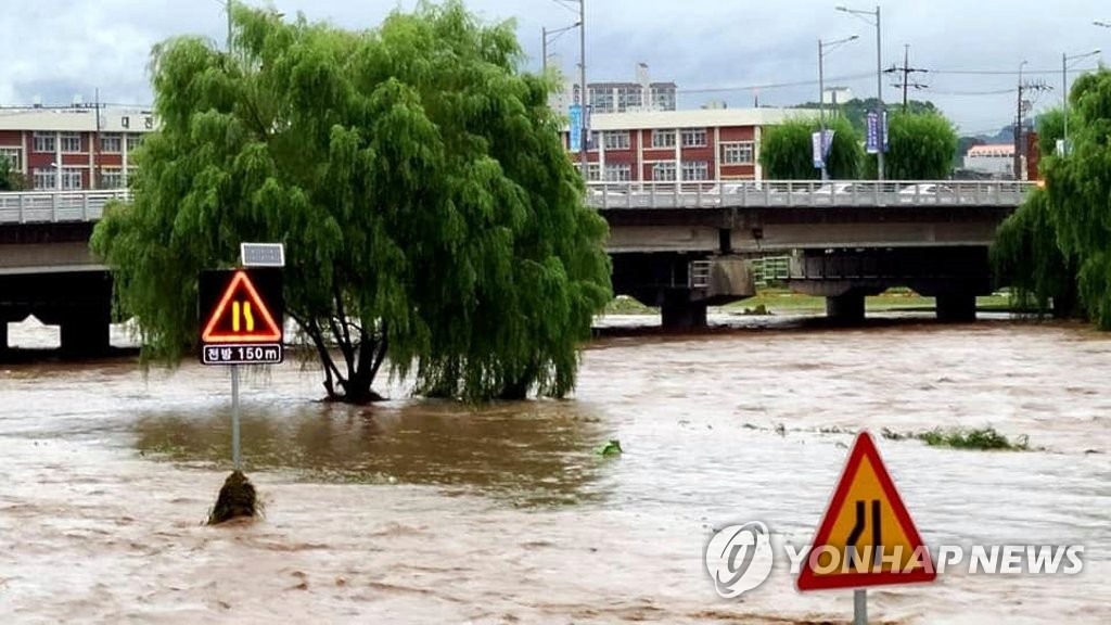7月30日，大田地区普降暴雨，横穿市内的河流变成了一片“汪洋大海”。