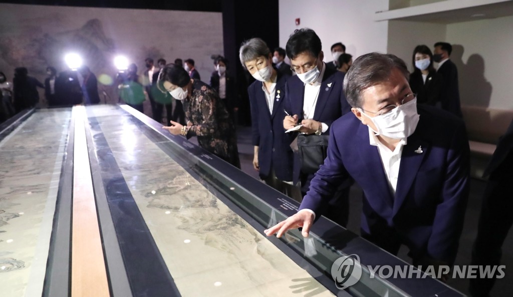 7月30日，在韓國國立中央博物館，文在寅夫婦等人正在觀看李寅文的《江山無盡圖》（寶物第2029號）。