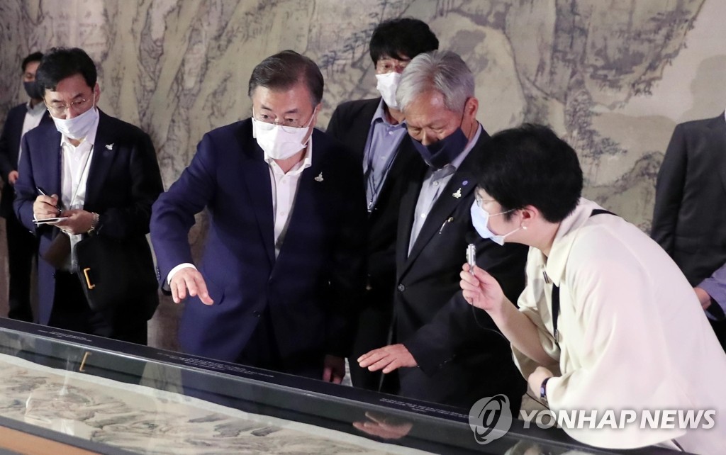 7月30日，在韓國國立中央博物館，文在寅夫婦等人正在觀看李寅文的《江山無盡圖》（寶物第2029號）。