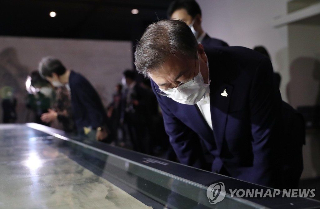7月30日，在韓國國立中央博物館，文在寅正在觀看李寅文的《江山無盡圖》（寶物第2029號）。