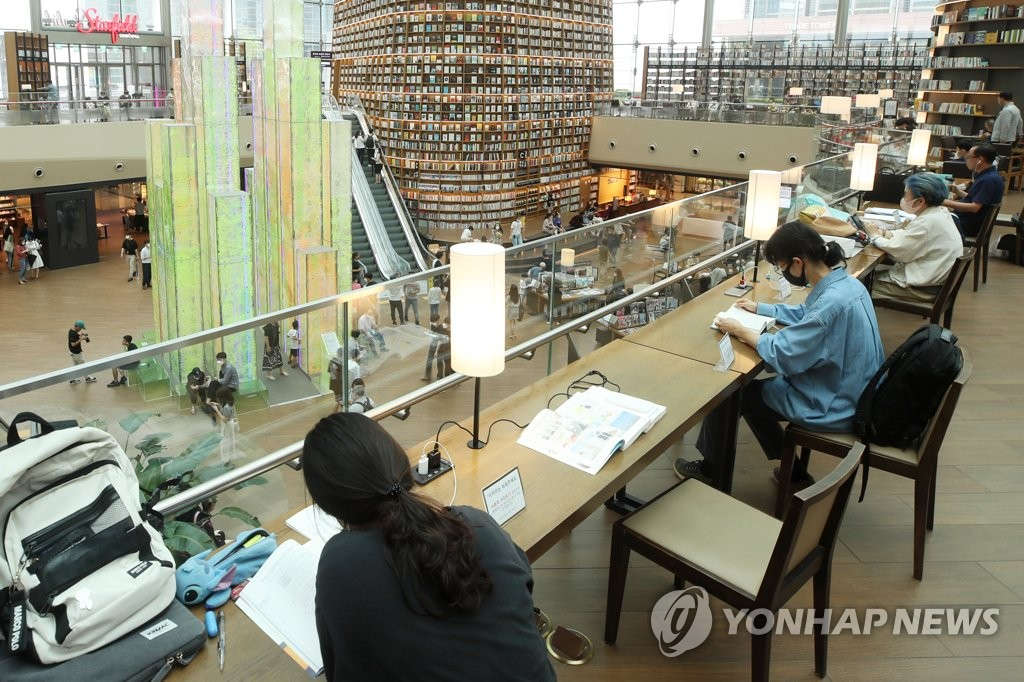 8月2日下午，因室外大雨，市民们正在首尔市内某购物中心图书馆内看书学习。