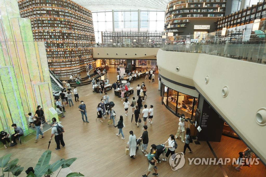 8月2日下午，因室外大雨，市民们正在首尔市内某购物中心图书馆内看书学习。