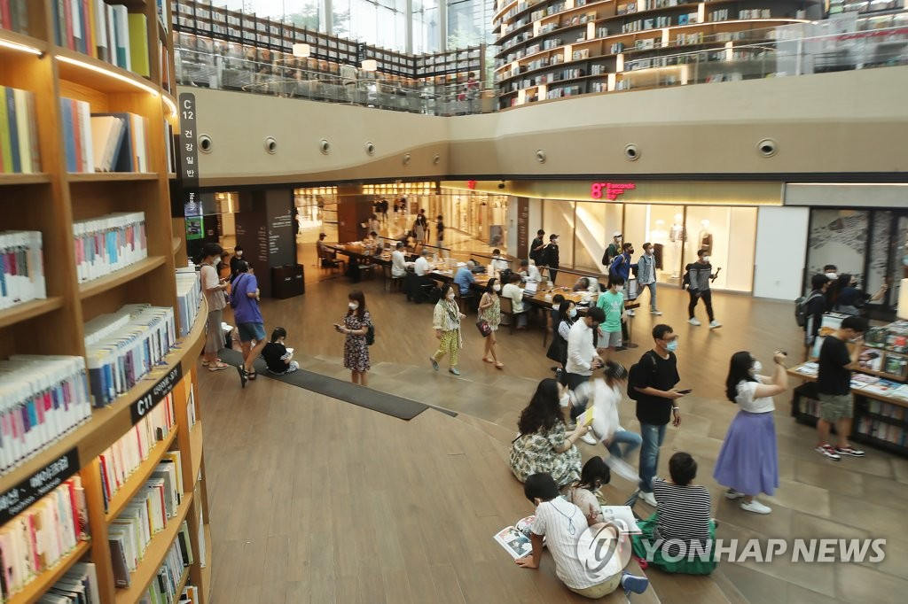 8月2日下午，因室外大雨，市民们正在首尔市内某购物中心享受闲暇时间。