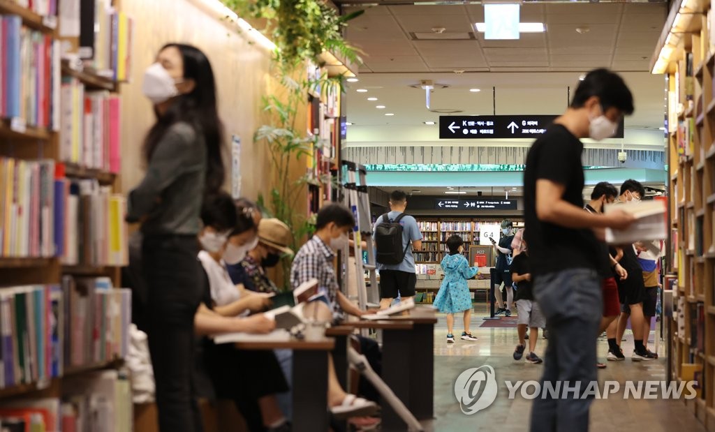 8月2日，在首尔光化门一家大型书店内，市民读书享受闲暇时间。