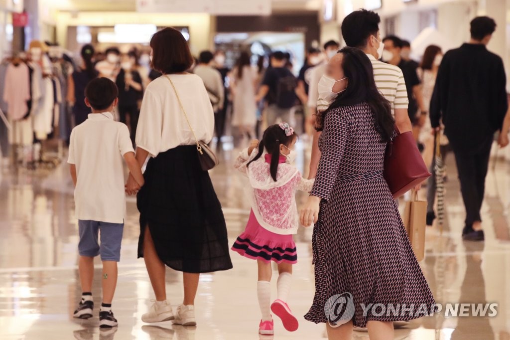 8月2日，市民们正在首尔市内某购物中心度过闲暇时间。