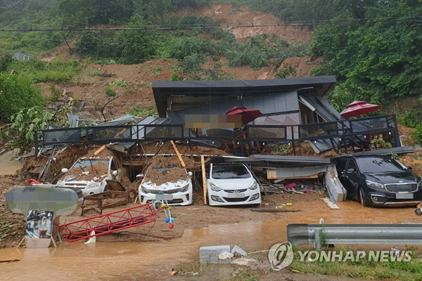 8月3日，位于京畿道加平郡的一民宿设施因山体滑波被淹。 韩联社/京畿道北部消防灾难本部供图