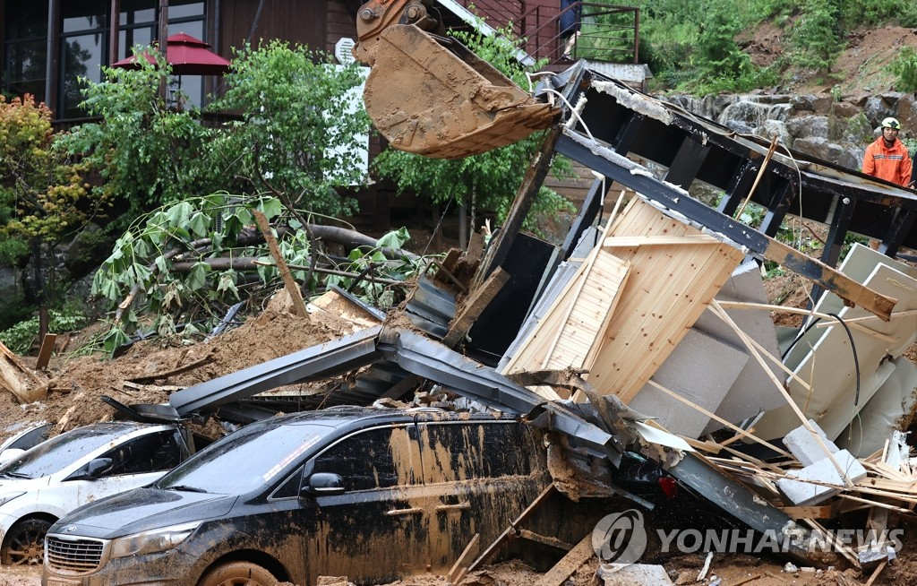 8月3日，京畿道加平一带发生泥石流，救援人员正在进行抢险工作。