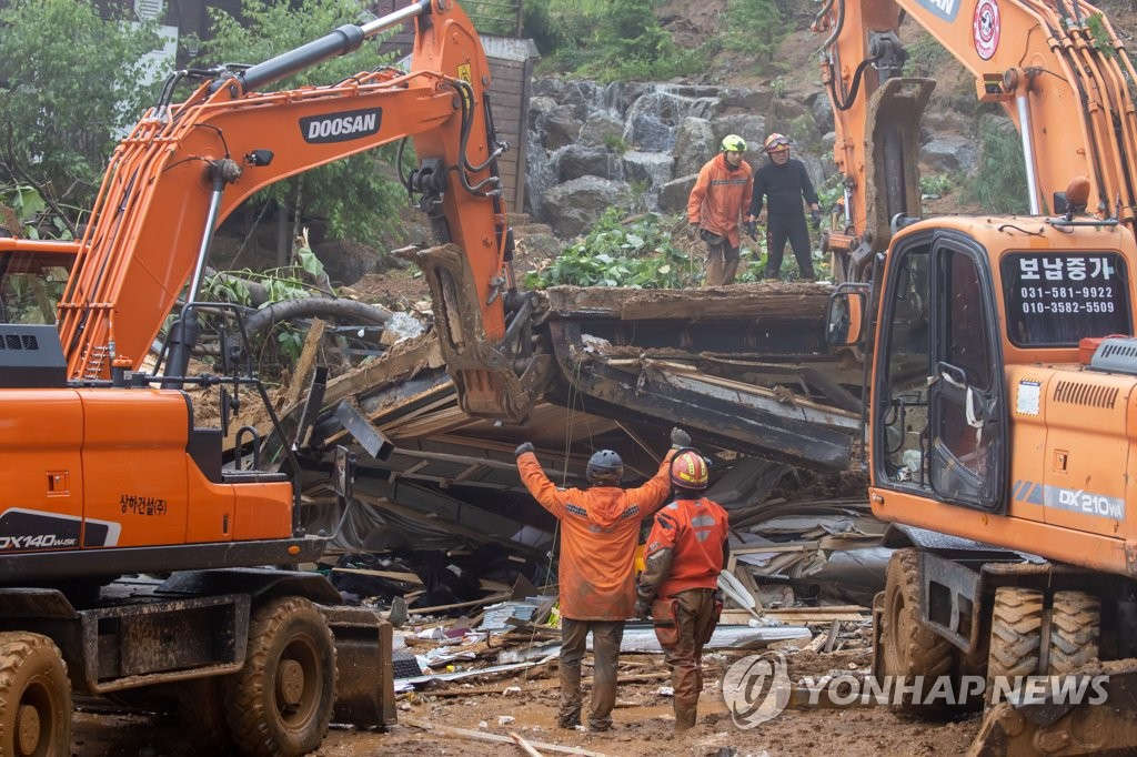 8月3日，京畿道加平一帶發生泥石流，消防隊正在集中搶險。