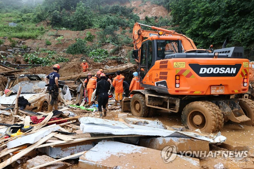 8月3日，京畿道加平一帶發生泥石流，消防隊員和相關人員集中搶險。