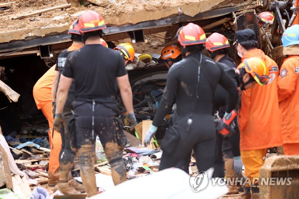 8月3日，京畿道加平一帶發生泥石流，消防隊正在集中搶險。