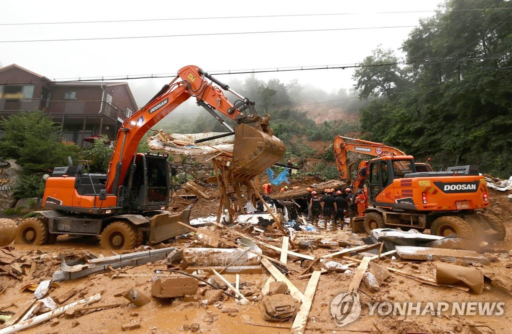 8月3日，京畿道加平一帶發生泥石流，消防隊員和相關人員集中搶險。