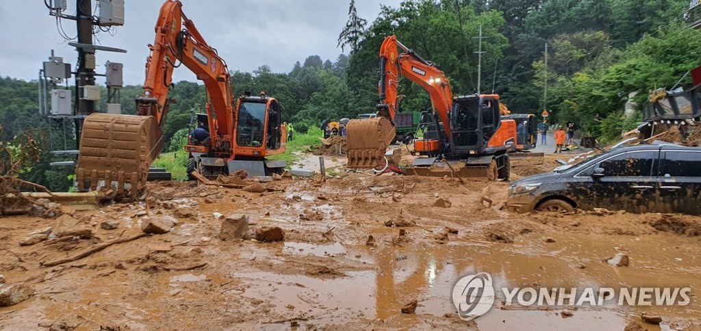 8月3日，京畿道加平一帶發生泥石流，工作人員推測民宿內部有人遇險被埋，立刻開展挖掘機救援工作。