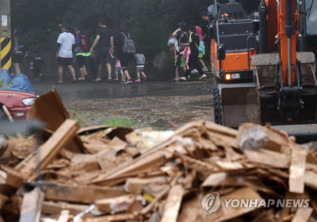 8月3日，京畿道加平一帶發生泥石流，避暑游客紛紛離開京畿道加平山柳裡。