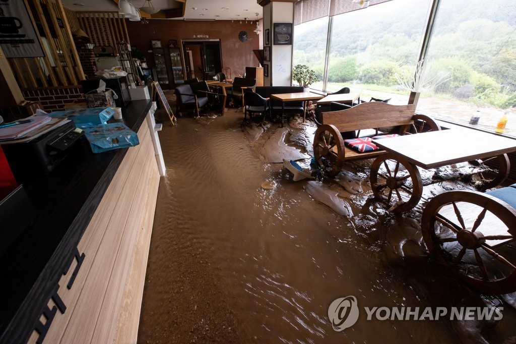 8月3日，在京畿道加平郡下川裡，一山庄民宿遭受泥石流襲擊。