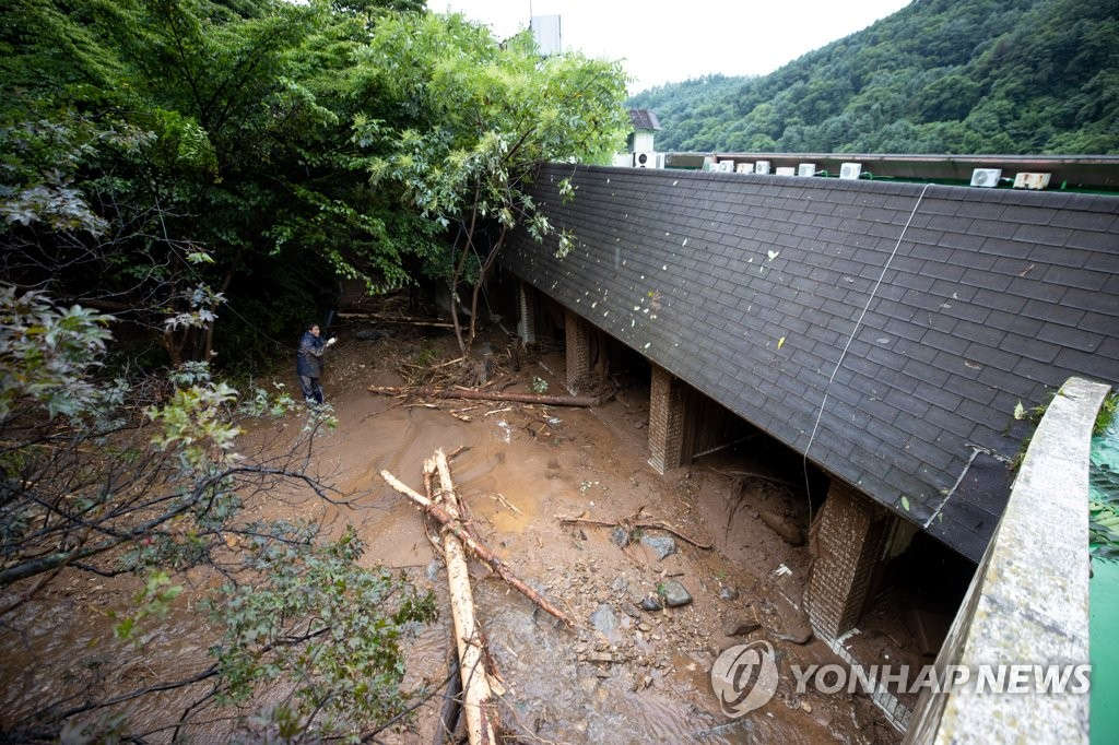 8月3日，在京畿道加平郡下川裡，一山庄民宿遭受泥石流襲擊。