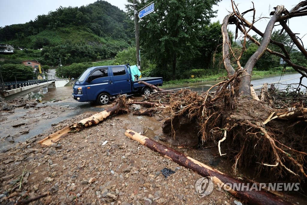 8月3日，京畿道加平郡德峴裡附近道路被泥石流掩蓋。