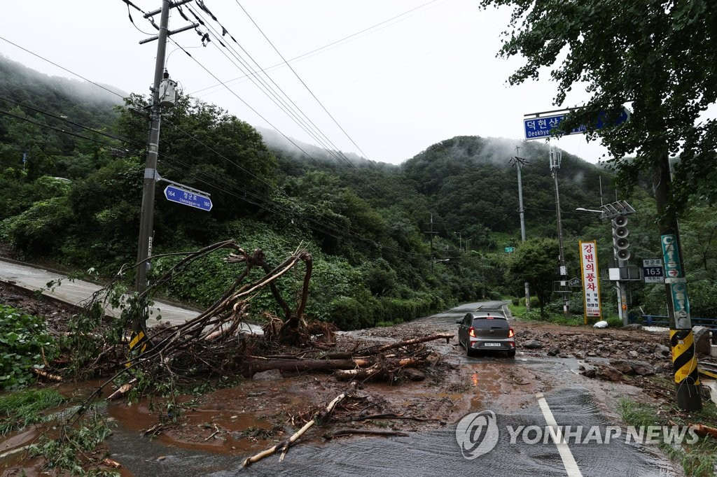 8月3日，京畿道加平郡德峴裡附近道路被泥石流掩蓋。