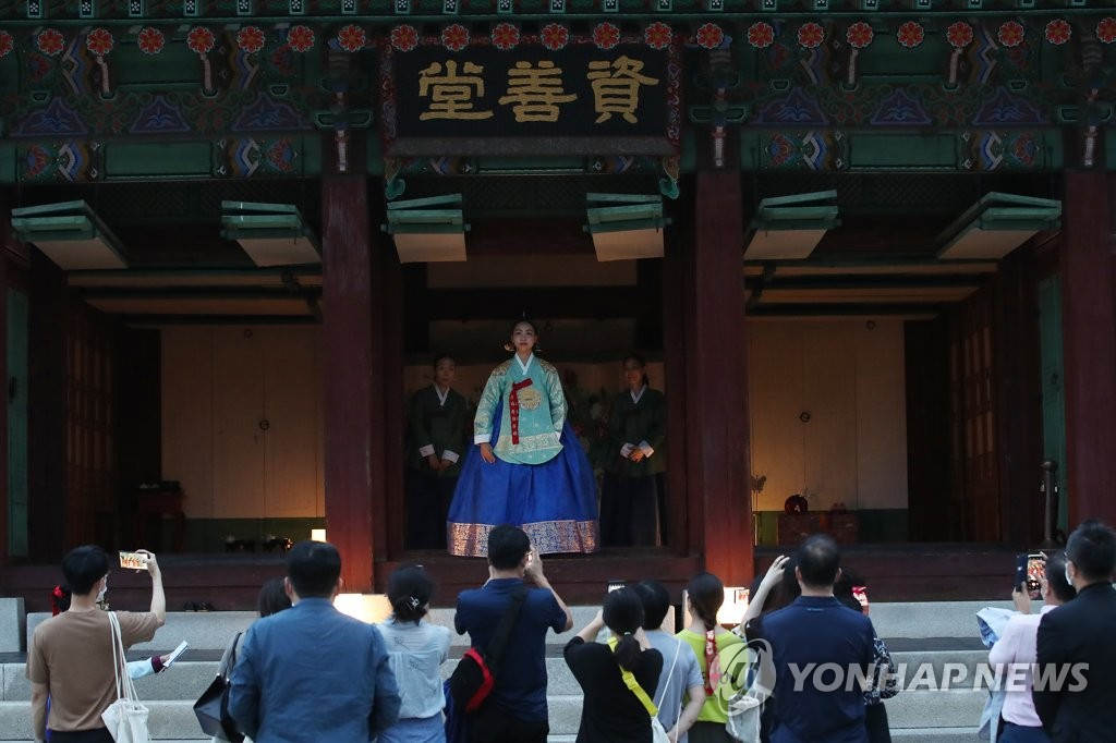 “宮女們”通過表演的方式，向游客再現宮中的日常生活。