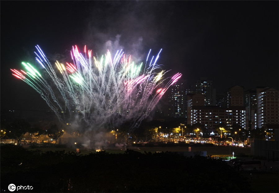 新加坡夜空上演烟花秀 庆祝国庆日 国际 人民网