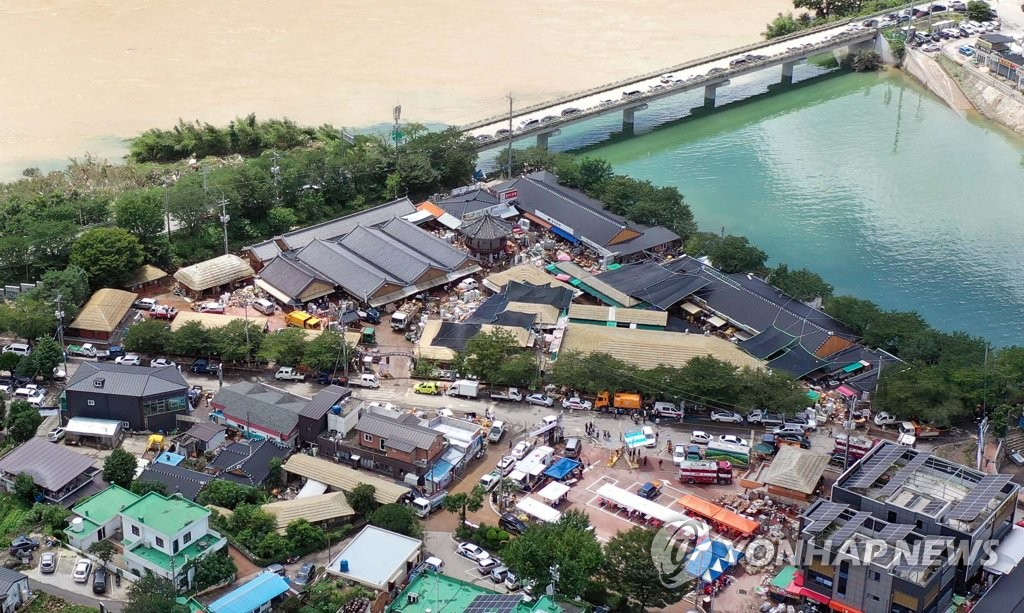 韩国庆尚南道地区遭遇强降水。花开市场附近居民区被淹，受灾严重。