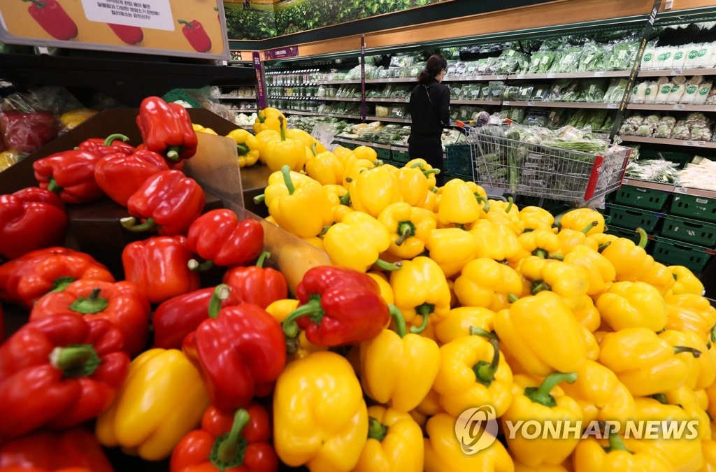 在首爾某大型超市內，蔬菜銷售櫃台整齊陳列了各種新鮮時蔬。