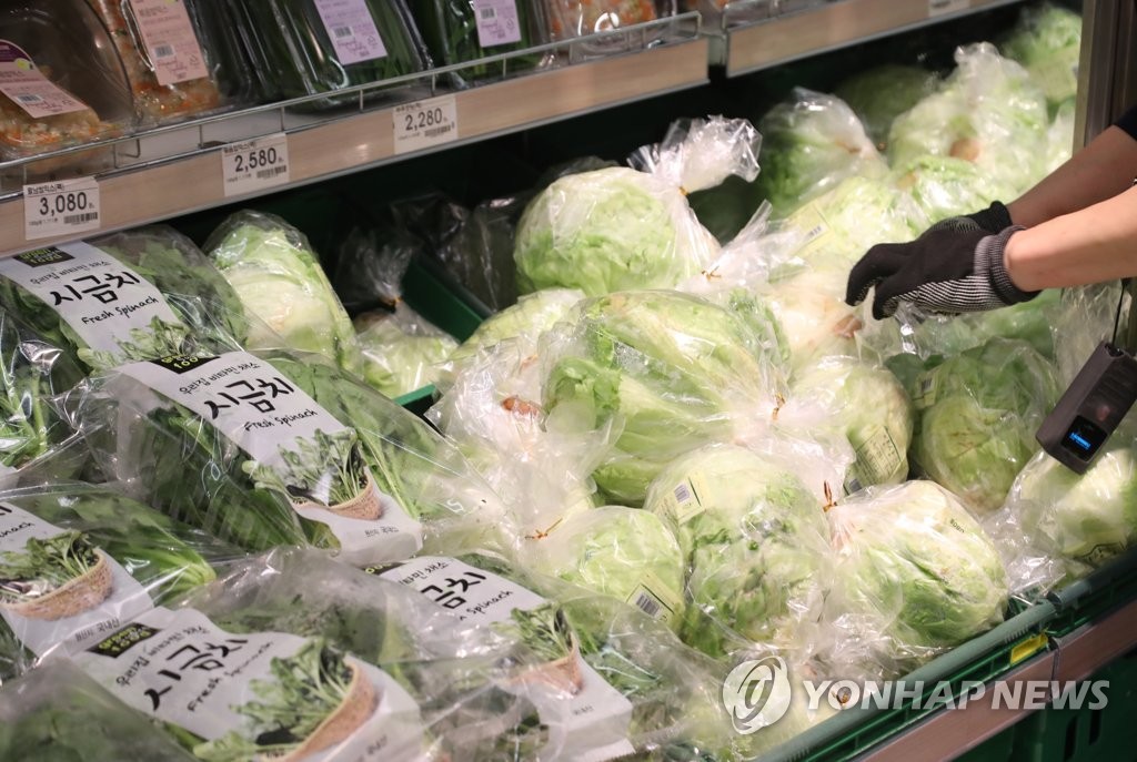 在首爾某大型超市內，蔬菜銷售櫃台整齊陳列了各種新鮮時蔬。