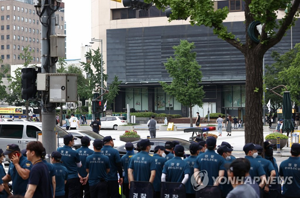 8月12日，在光化門廣場對面，首爾市部署警力防范集會可能引發的疫情傳播風險。 圖源：韓聯社