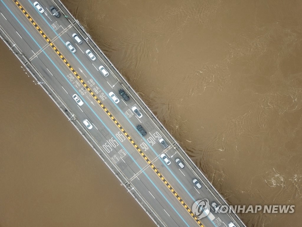 8月12日在韓國首爾，經歷數十天的雨水后，廣津橋下面的漢江變成了渾濁的泥湯。
