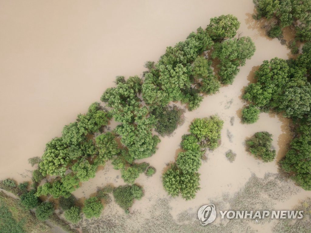 8月12日，韓國首爾江東區漢江公園附近的岸邊被淹。