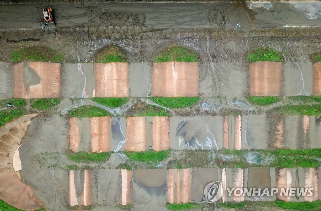 8月12日，在韓國首爾廣渡口漢江公園，自行車越野競技場上的積水逐漸褪去，露出淤泥。