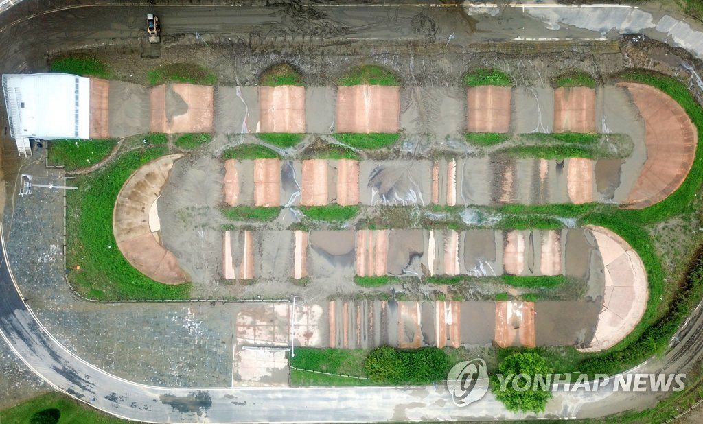 8月12日，在韓國首爾廣渡口漢江公園，自行車越野競技場上的積水逐漸褪去，露出淤泥。