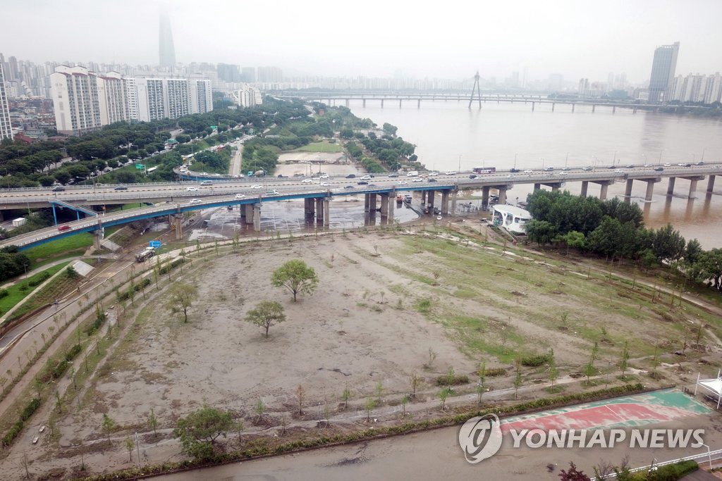 8月12日，在韓國首爾廣渡口漢江公園，地面上的積水褪去，露出淤泥。
