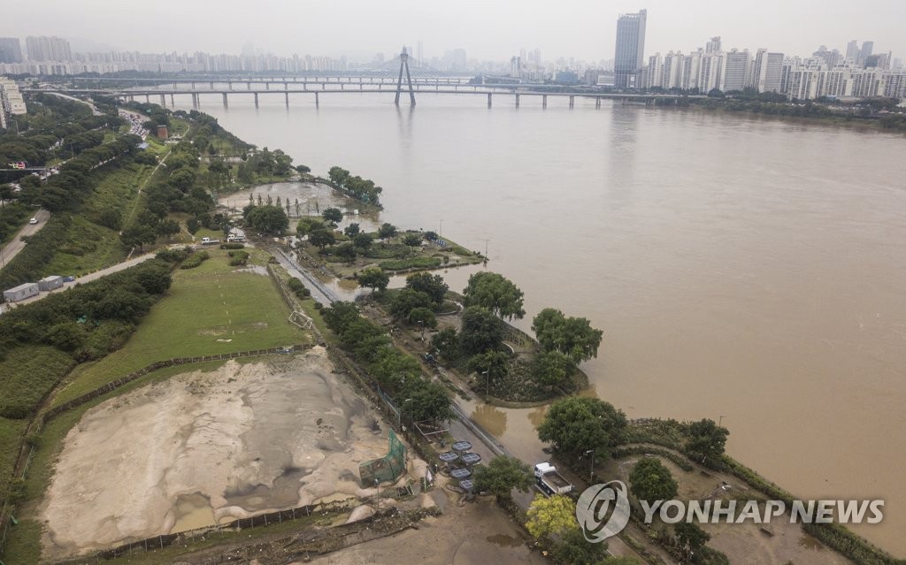8月12日，在首爾江東區漢江公園，旁邊的漢江變成泥湯。