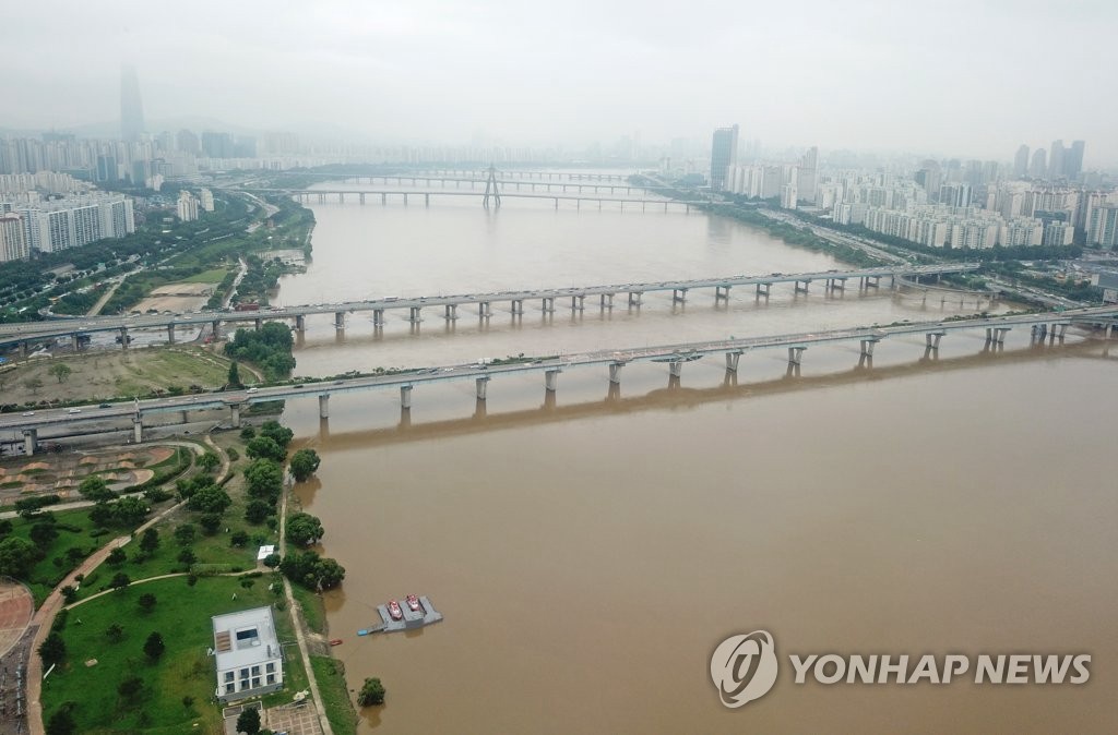 8月12日在韓國首爾，經歷數十天的雨水后，廣津橋下面的漢江變成了渾濁的泥湯。