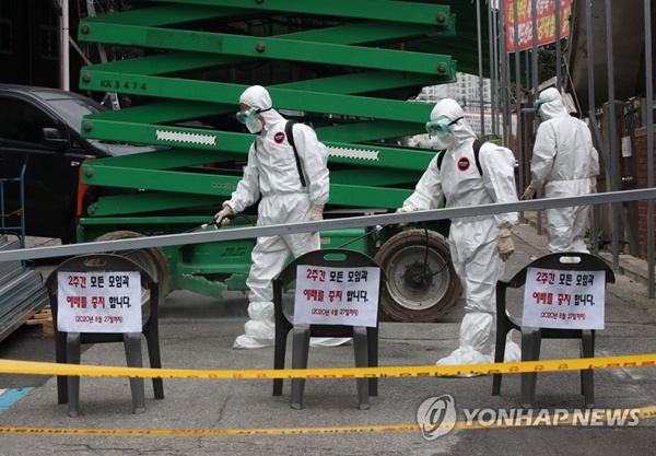 首尔市一宗教设施出现确诊病例，防疫工作人员进行消杀工作。图片来源：韩联社