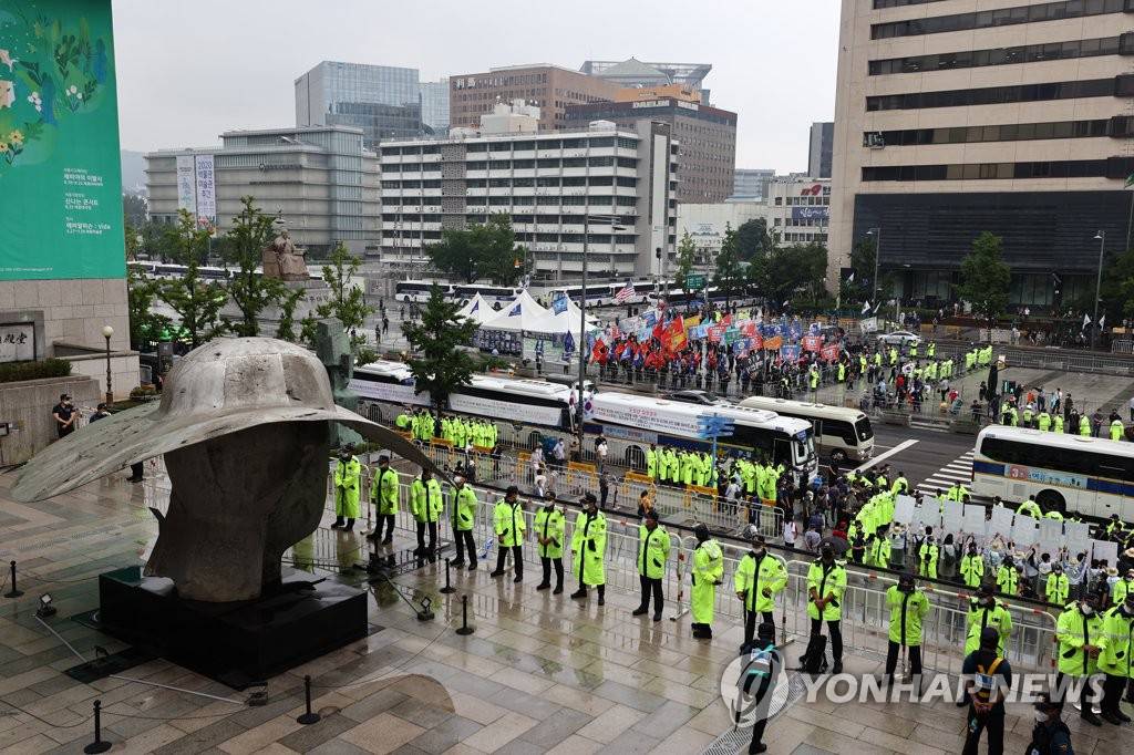 8月15日下午，在东和免税店前，一场大规模集会正在上演，警方出动维持现场秩序。