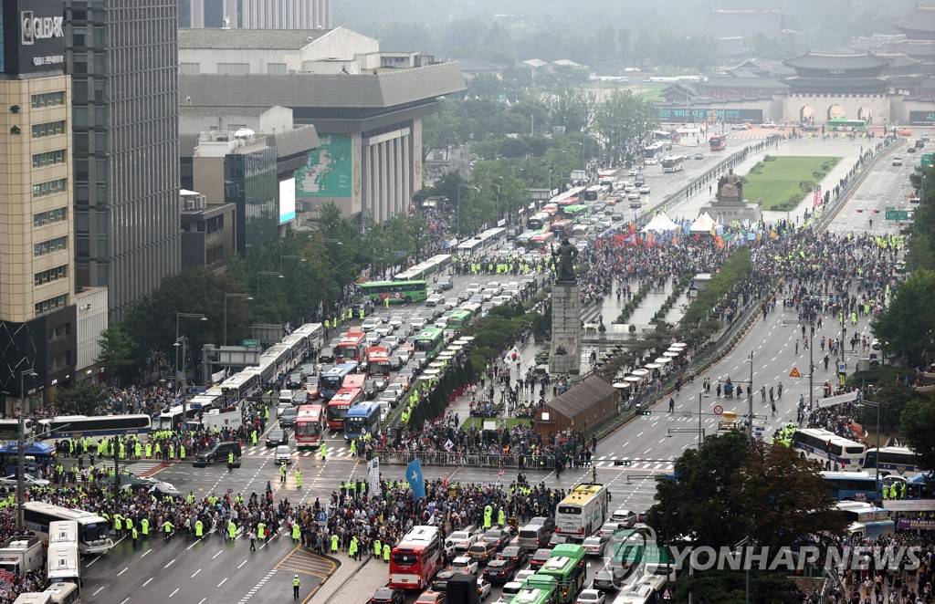 8月15日下午，在东和免税店前，一场大规模集会正在上演，世宗大路部分道路被封锁。