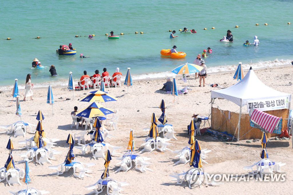 8月17日，在濟州島咸德海水浴場，游客們正在享受玩水樂趣。