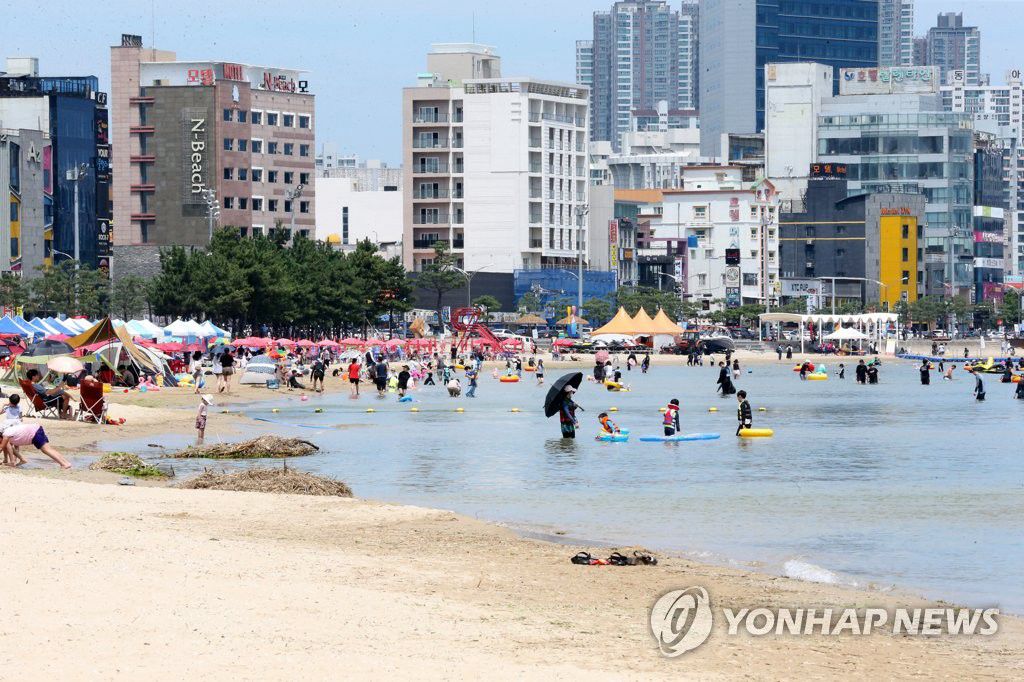 8月17日，在濟州島咸德海水浴場，游客們正在享受玩水樂趣。