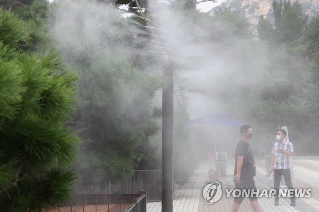 8月17日下午，青瓦台噴泉廣場上的防暑降溫裝置為過路的市民送清涼。