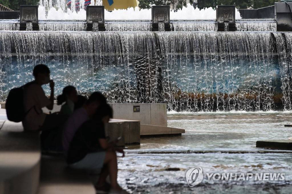 8月17日下午，在首爾中區，市民在橋底下歇息納涼。