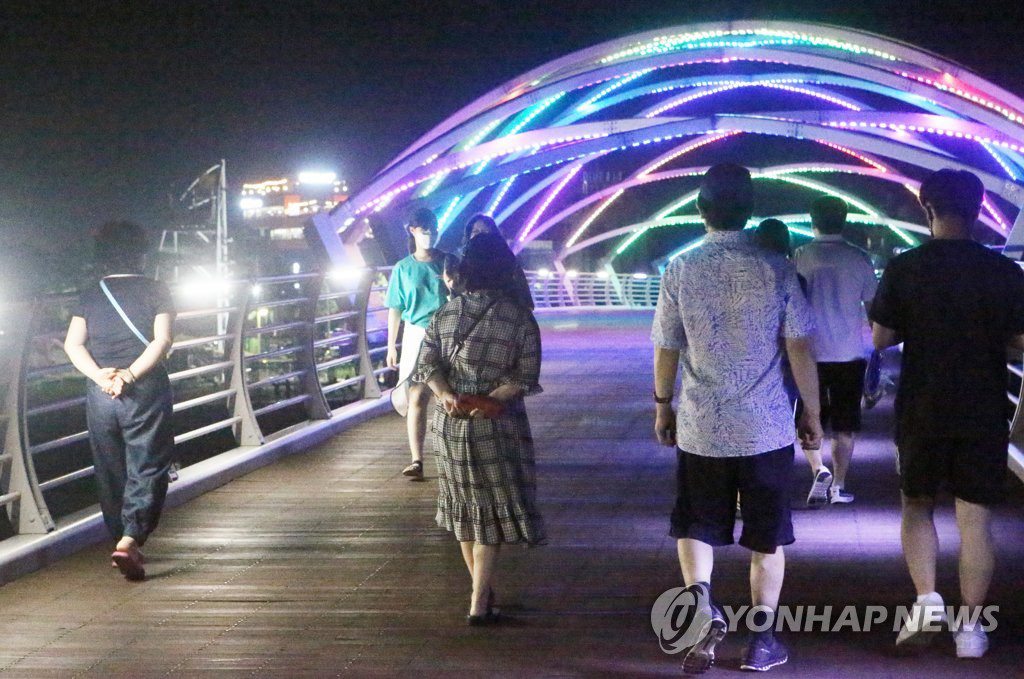 8月17日晚上，在江原道江陵市，市民們正在南大川橋上吹著江風乘涼。