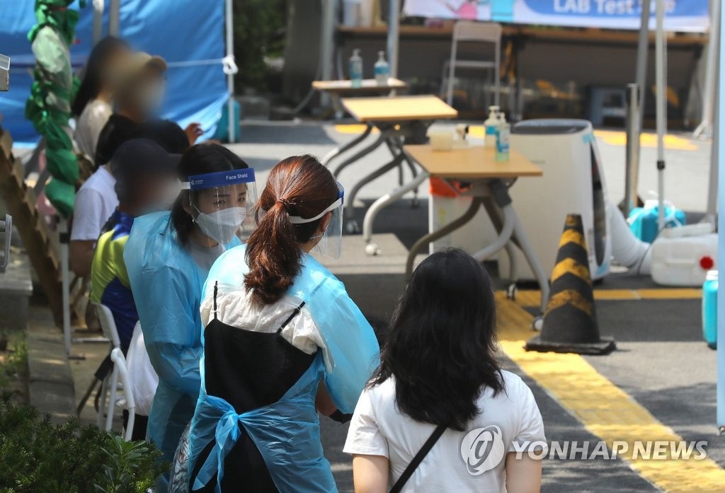 18日下午，釜山市7名確診患者來到海雲台保健站的篩查診療所等待檢查，其中一名確診患者曾與愛第一教會確診者有過接觸。